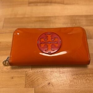 Tory Burch Continental zip wallet Orange patent leather w/pink leather moniker